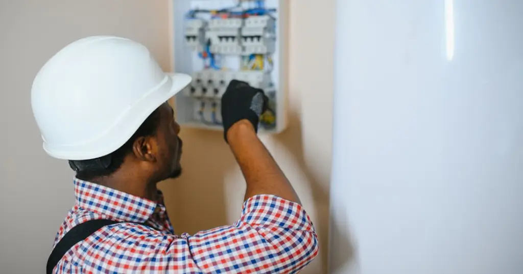 how many days a week do electricians work