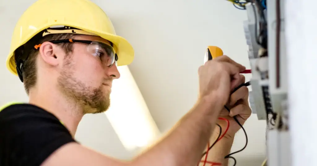 how many days a week do electricians work